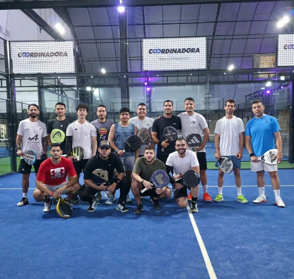 Grupo de la academia en la cancha
