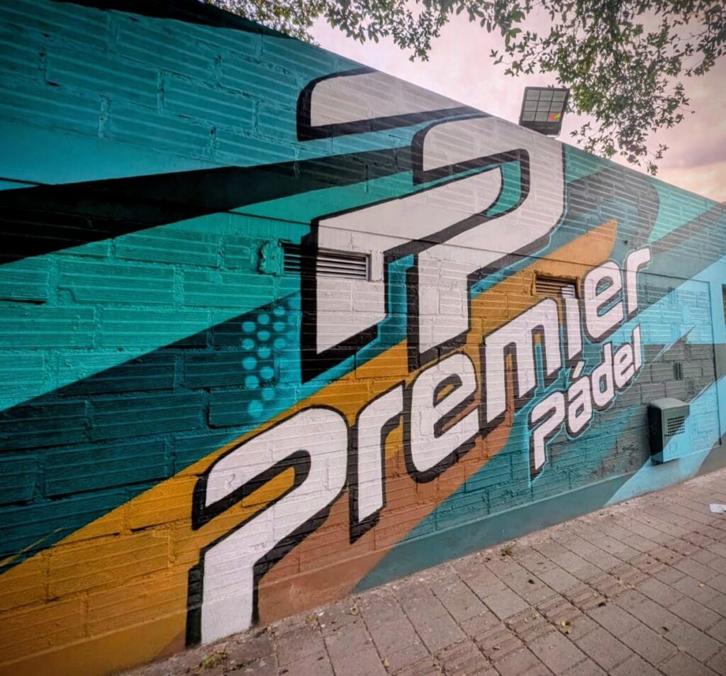 Mural de Premier Pádel en la fachada