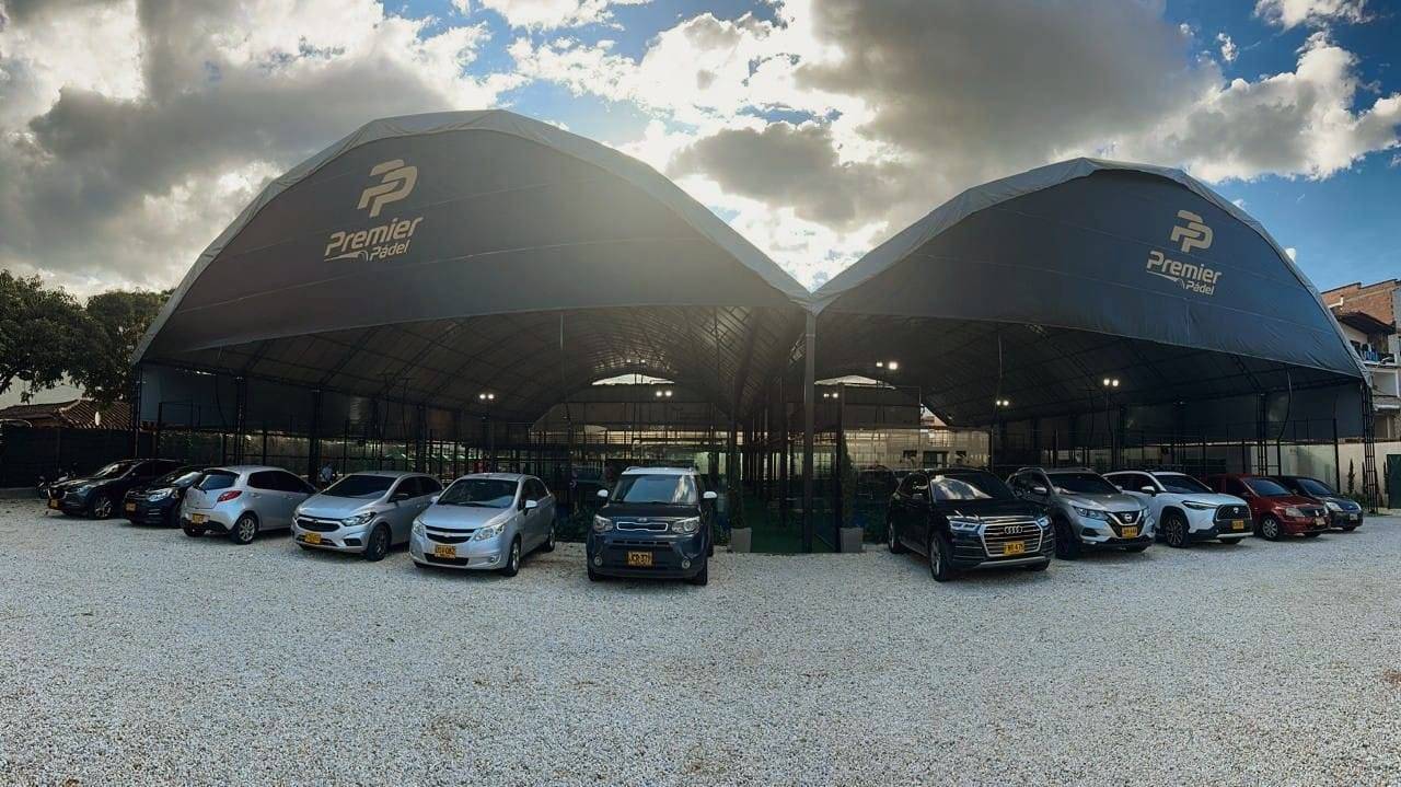Cúpulas del club y parqueadero