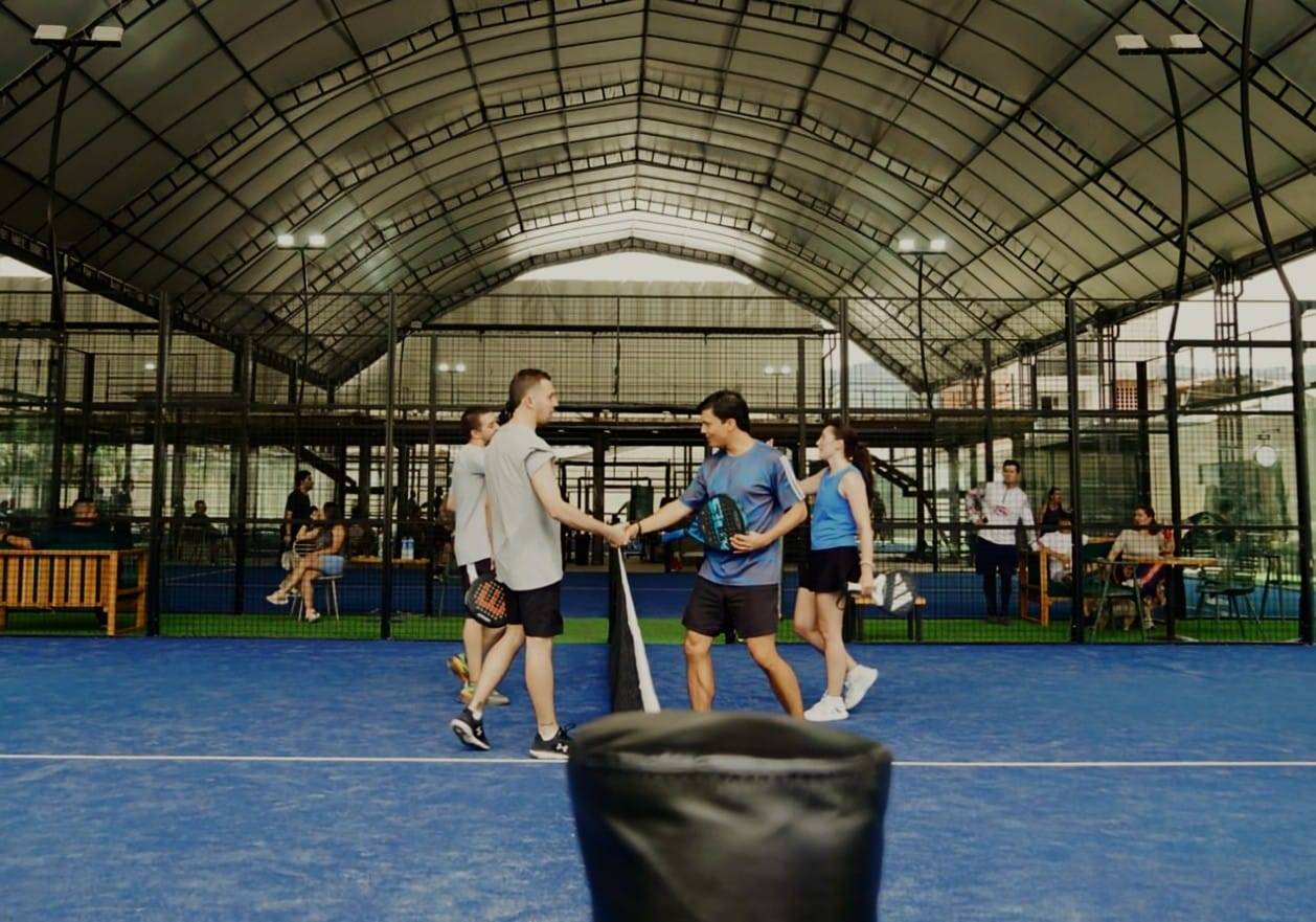 Jugadores saludándose al terminar un partido