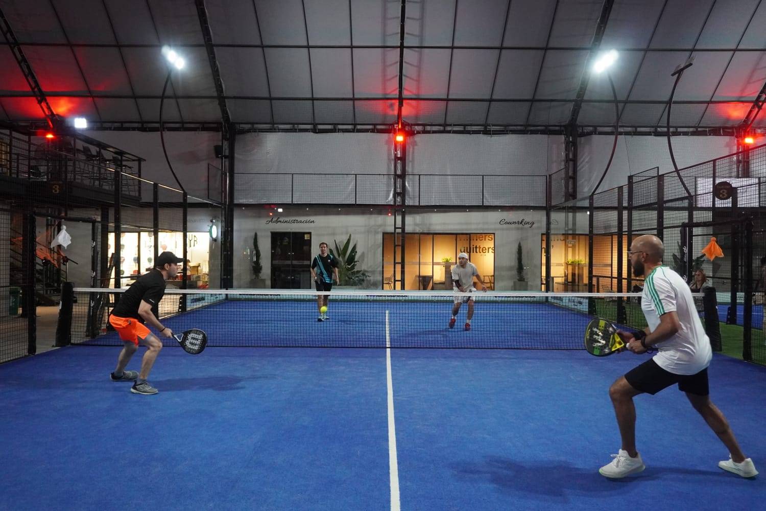 Partido en una de las canchas
